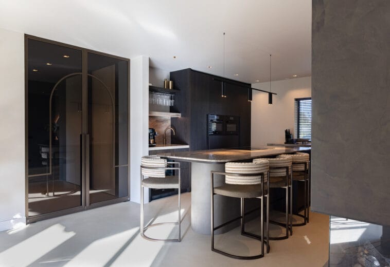 Modern luxury interieur met warme leefkeuken