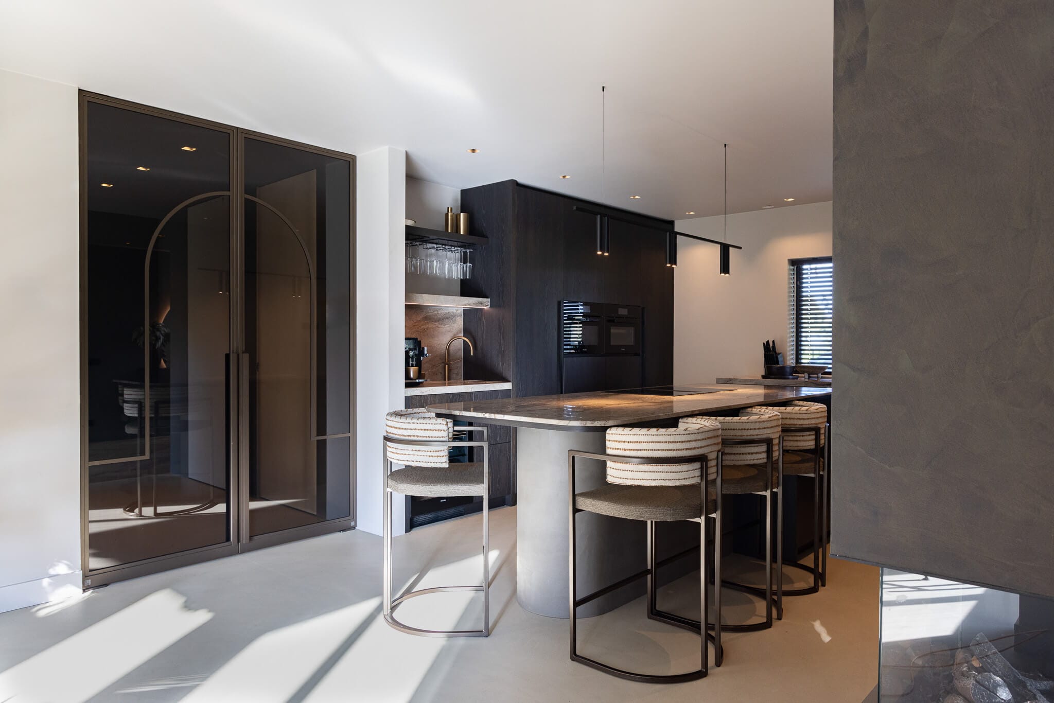 Modern luxury interieur met warme leefkeuken