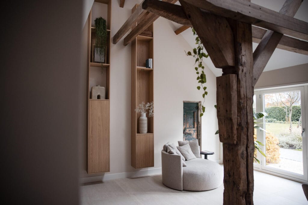 Totaalinterieur karakteristieke woonboerderij