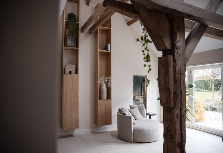 Totaalinterieur karakteristieke woonboerderij