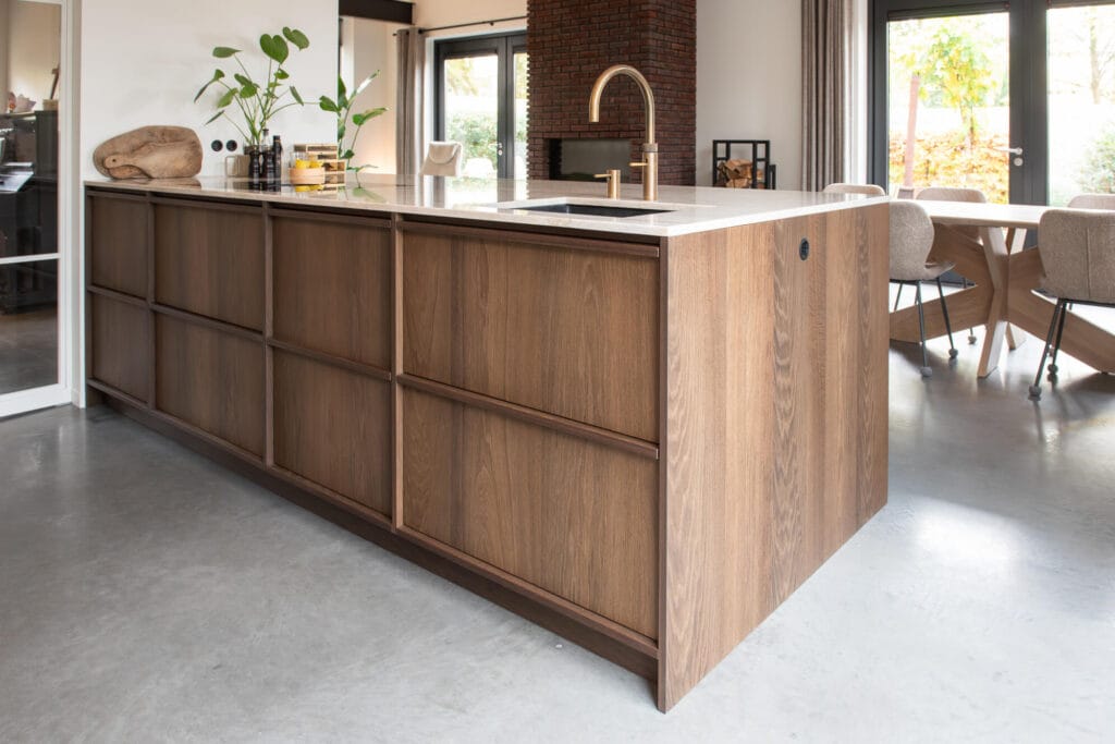 Japandi stijl stubtiel doorgevoerd in hele woning