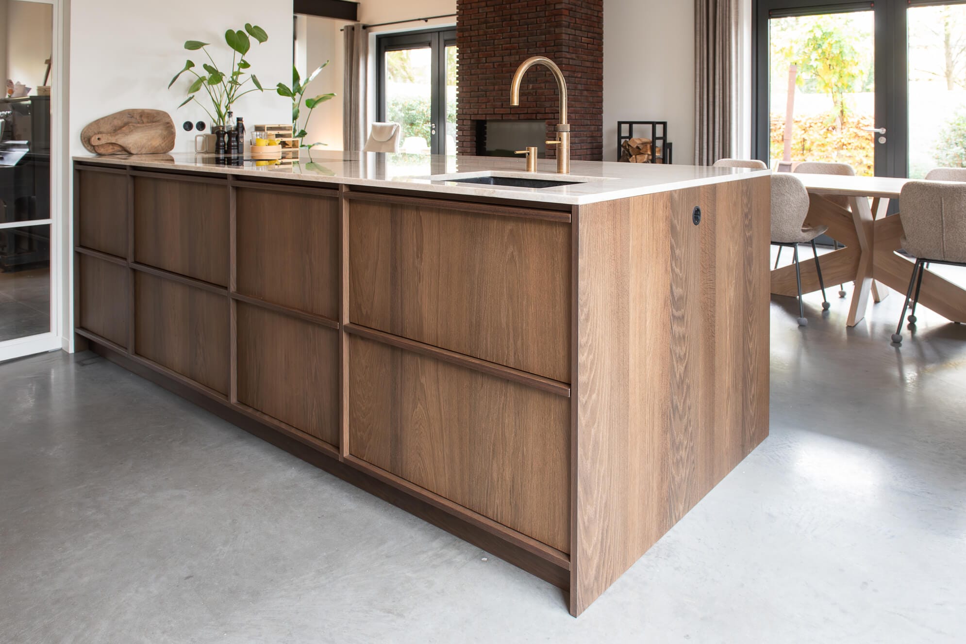 Japandi stijl stubtiel doorgevoerd in hele woning